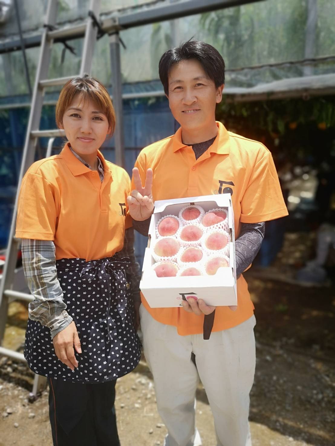日川白鳳（桃）と生産者の石橋さんご夫妻