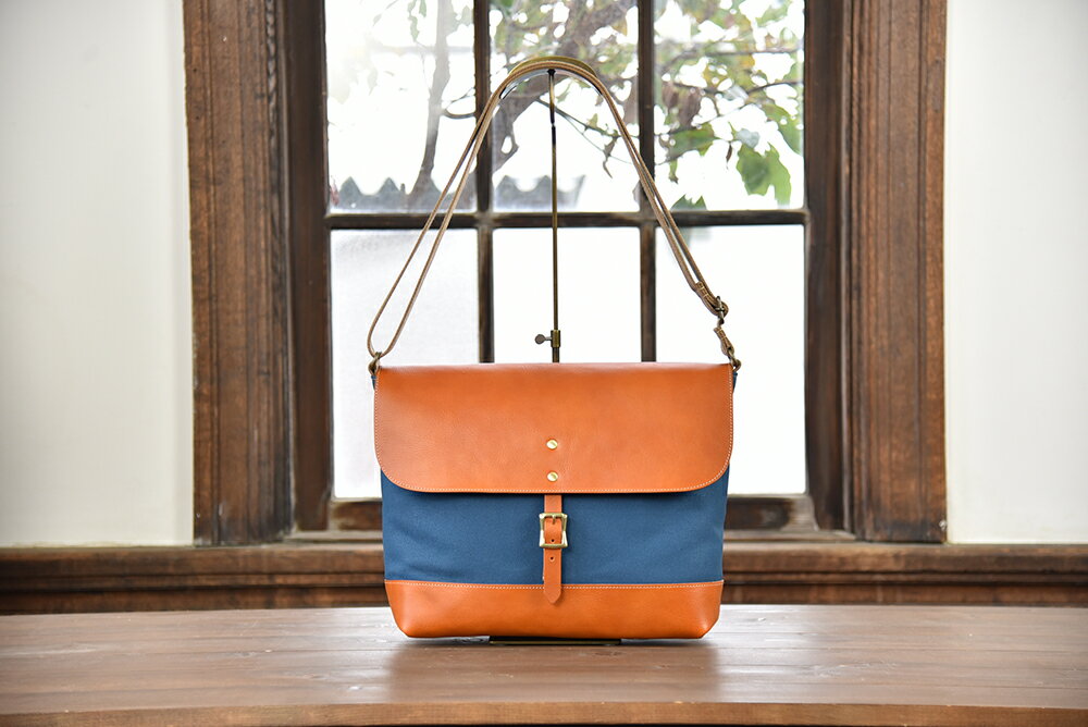 【ふるさと納税】近江牛レザーと地産帆布で作ったショルダーバッグ　びわ湖ブルー Lサイズ （縦25cm 横35cm マチ10cm）牛革 レザー 帆布 ハンドメイド Cogocoro 日本製