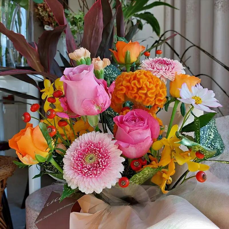 【定期便６ヵ月】季節の生花アレンジ　Sサイズ　６ヵ月連続でお届け 【 フラワー アレンジメント お花 ギフト プレゼント 贈り物 誕生日 お祝い 神奈川県 小田原市フラワー アレンジメント 】