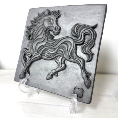 ふるさと納税 高浜市 贈り物、玄関飾りに最適、三州鬼瓦工芸品、伝統工芸士の鬼師kumiが作る開運を招く干支瓦「午」 |  | 02