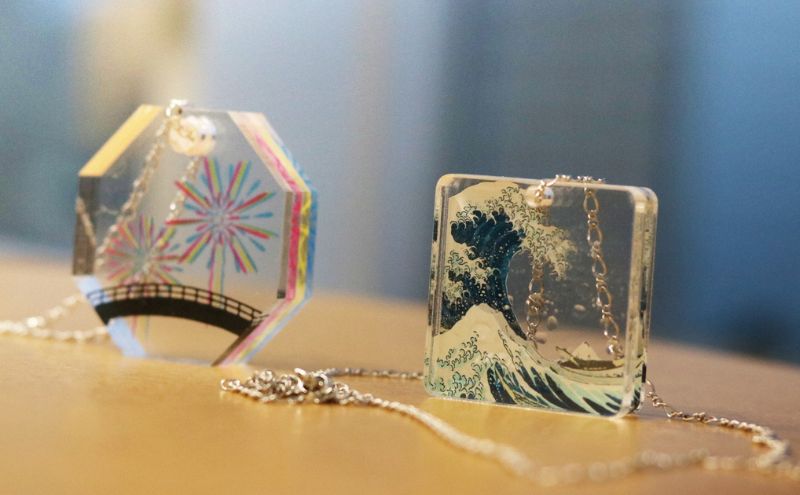 ネックレス 色と文化を重ねて「遊」ぶアクリルレイヤ—ネ