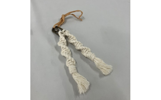 【ハンドメイド】マクラメ　キーホルダー　ペア2個　(ホワイトセット) /  マット テーブルウェア 敷物 雑貨 手作り【stn005-1】
