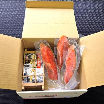ふるさと納税 根室市 冷凍ウニ約60〜70g(赤系)・塩銀鮭切身3切(個包装)[11月上旬以降発送] A-71059 |  | 01
