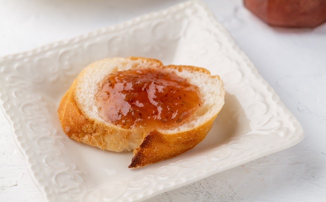 畑で色鮮やかに熟したいちごだけを収穫