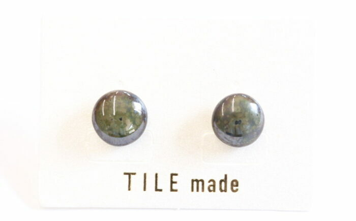 
            【美濃焼】 苔むら タイル ピアス 直径10mm 瑞浪市 / TILEmade タイル アクセサリー ハンドメイド [AZCD052]
          