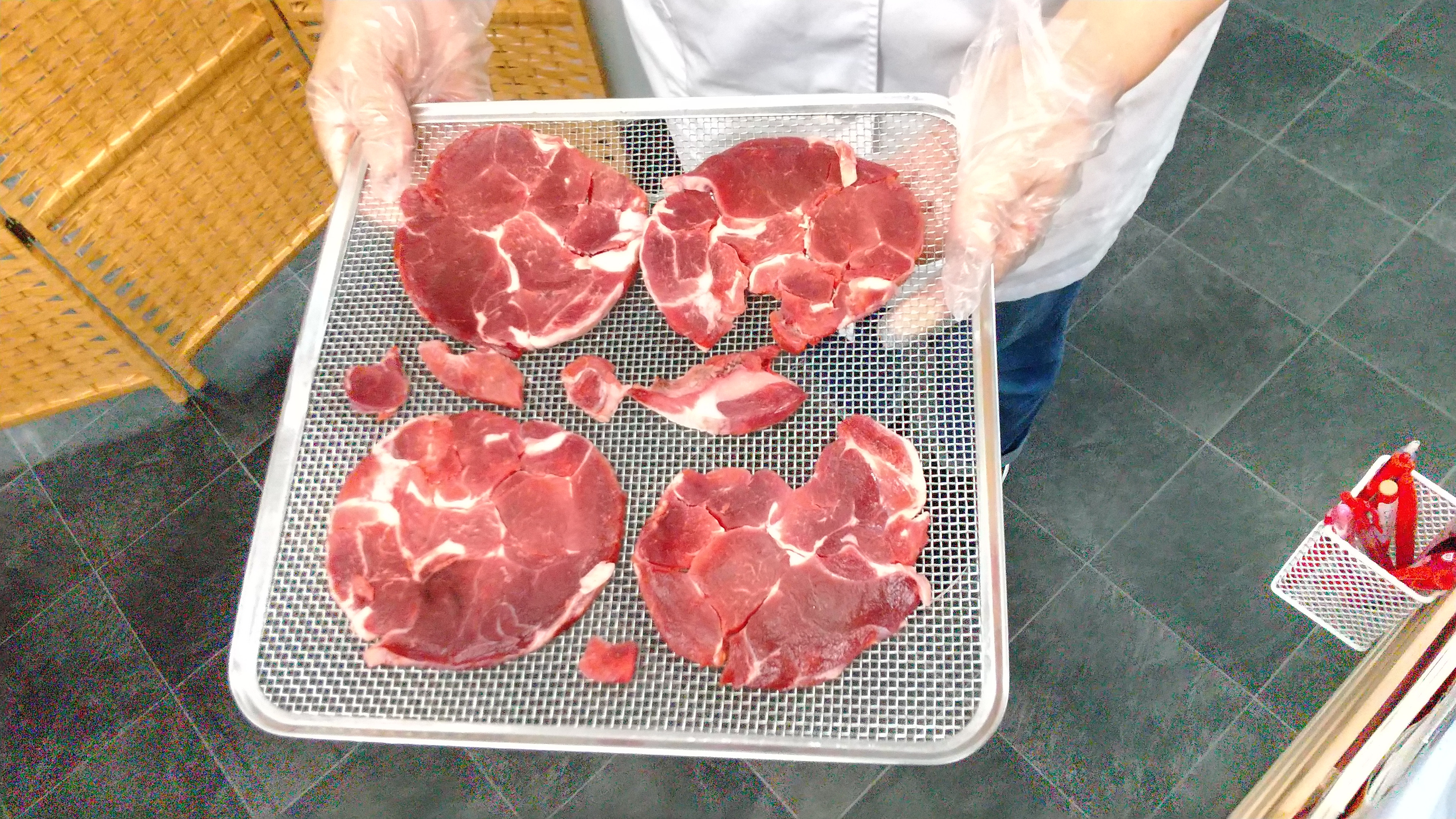 スライスした猪肉。丁寧に乾燥させて仕上げます。