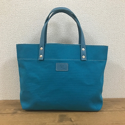 
            日本製 ハンプ トート ターコイズ ブルー 青 手作り ハンド バッグ バック 鞄 カバン レザー 革 革製品 天然皮革 本皮 ポケット シンプル お出掛け お出かけ 日常使い 旅行 ギフト プレゼント ご褒美 誕生日 記念日 贈答 贈り物 送料無料 小物 雑貨 工芸品 千葉県 旭市
          