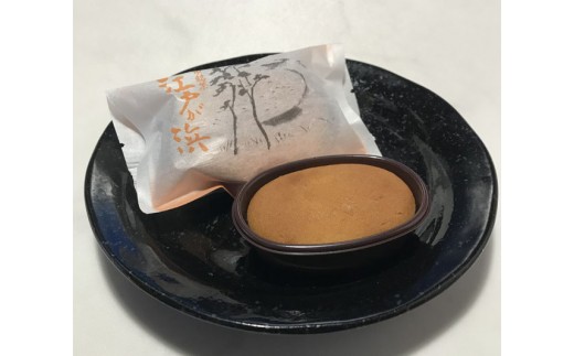 生クリームと白餡を練り込んだ生地をカップに入れて焼き上げた和洋菓子です