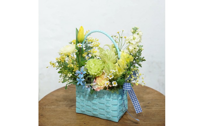 【12回定期便】季節の生花カラーバスケットフラワーM / お花 フラワー カラーバスケット アレンジ 映える リビング 装飾 作家もの カゴ 定期便 人気 季節の生花 収納バスケット ハイセンス ギフ