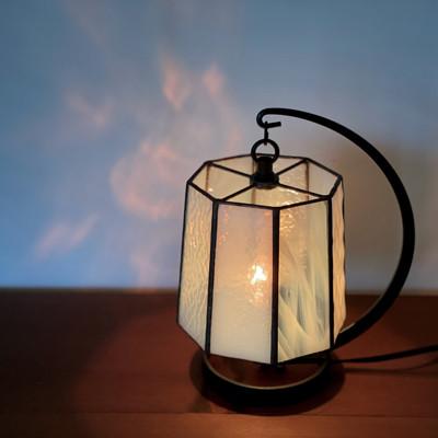 ふるさと納税 瀬戸市 Nijiiro Lamp のステンドグラスのテーブルランプ ファン ホワイト |  | 01