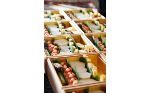 おせち 2段重 (5～6人前 )  7寸 ミシュラン 4年連続 三つ星 獲得 日本料理 2026年 迎春 先行予約 和食 懐石 お節 箱 和風 名店 高級 贈答 御節 おせち料理 冷蔵 人気 グルメ 