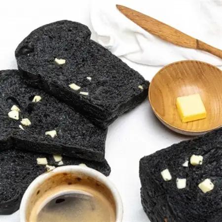 お餅のような食べ応え!竹炭を使用した”真っ黒な”竹炭食チーズ食パン(半斤)【配送不可地域：離島・北海道・沖縄県・四国・九州】【1474491】