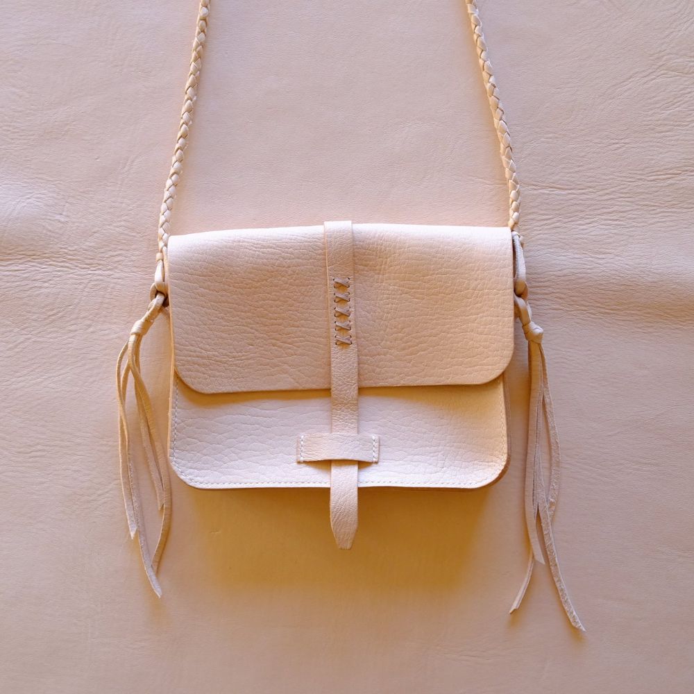 【ふるさと納税】エゾ鹿革のクラシックショルダーバッグ　足寄町/ニソロニタイ バッグ ショルダーバッグ クラシック 鞄 革[BEBG007]