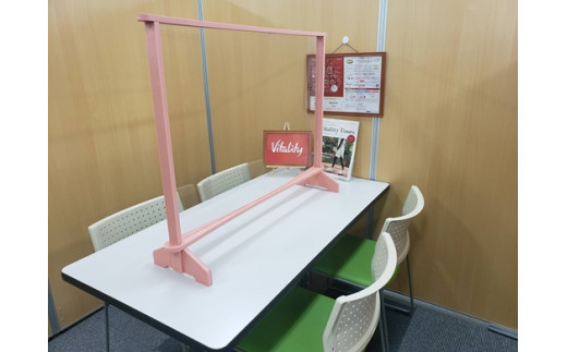 飛沫感染防止パネル　Round table type S　オレンジ (外形サイズ：幅721mm×高さ592mm)