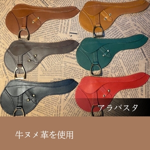 蹄鉄付き馬九いくネームホルダー（ストラップなしクリップ付き） ブラック