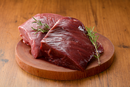 鹿肉 モモ 600g ( モモ300g ホエーモモ300g ) ジビエ 北海道 別海町 ホエー エゾシカ JY0000001（ 鹿肉 北海道産鹿肉 エゾ鹿肉 蝦夷鹿肉 ジビエ モモ 北海道 別海町 人