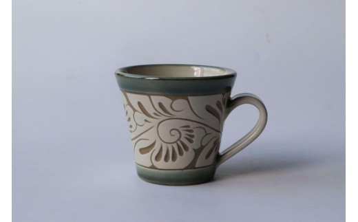 ＜受注生産品＞緑釉唐草白抜線彫 ( マグカップ小 × 1個 )｜沖縄 那覇市 日用品 食器 グラス マグカップ  唐草 線彫 陶器  受注生産品  手作り 伝統工芸 やちむん