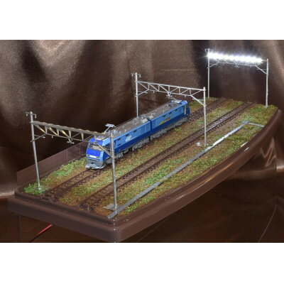 【ふるさと納税】Nゲージ鉄道模型用展示台ケース付きM　架線柱ヤード灯照明付き　2線仕様【1383784】
