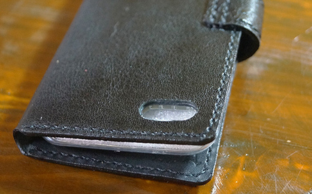 本革製手帳型iPhoneカバー iPhoneSE第2世代/第3世代用 ＜ネイビー＞ 国産牛ヌメ革 ハンドメイド スマホ 手帳型 カバー iPhone SE 第2世代 第3世代 本革 レザー 革製品 ネ