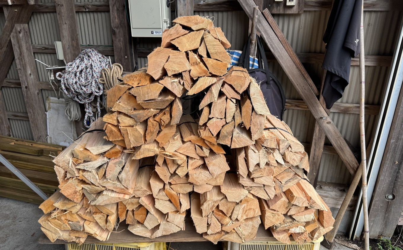 積み上げたヒノキ薪