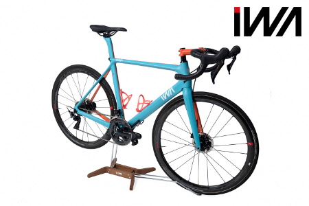老舗家具メーカー「カリモク家具」と共同開発した高級天然木材のロードバイクスタンド「iWA1匠」 ウォールナット【0186】