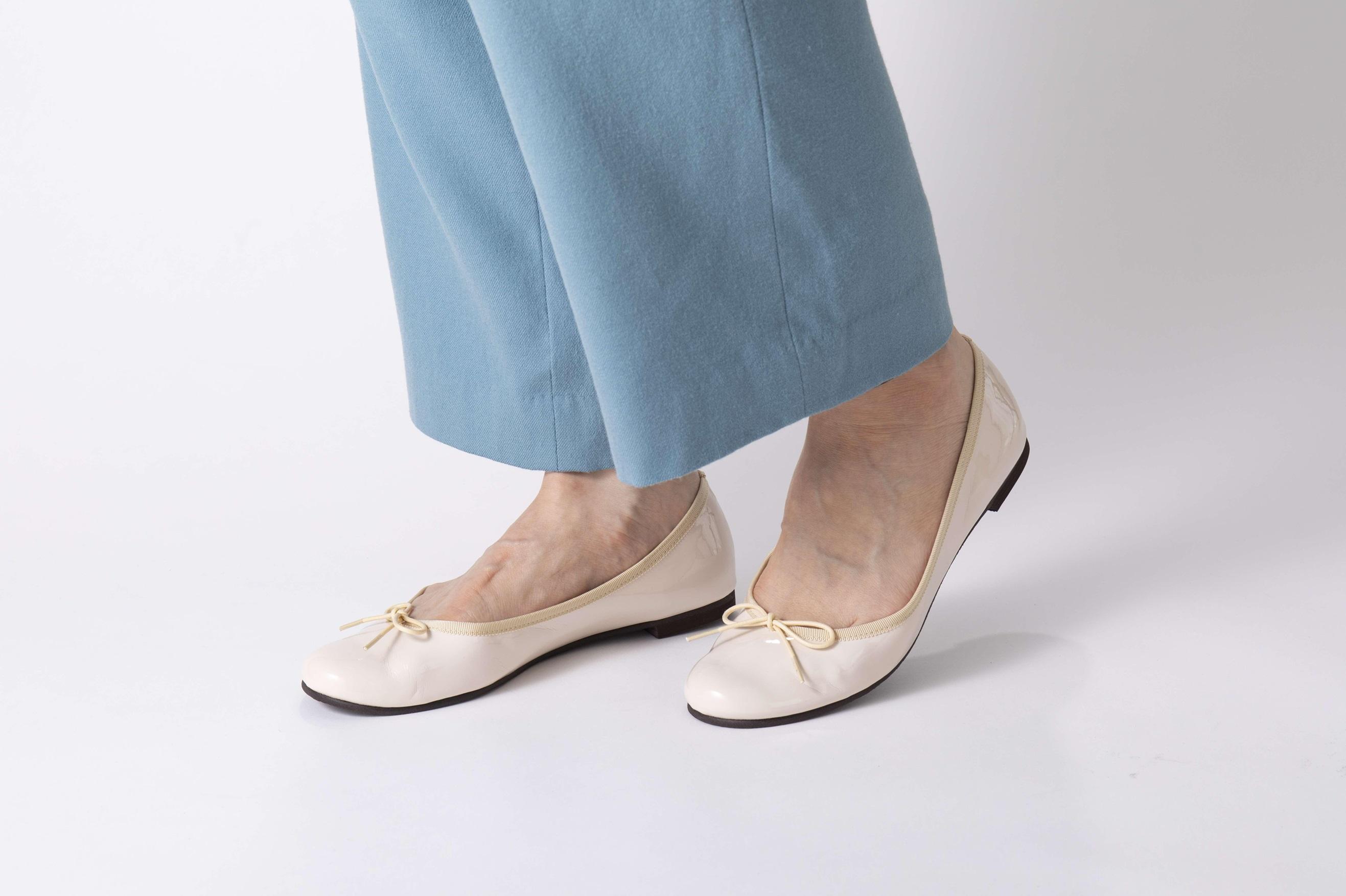 美脚に導く骨盤ケアシューズyui エナメル アイボリー【サイズ24.5cm】 DG011VC04_イメージ3