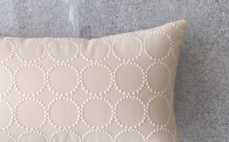 ミニクッション 長方形 タンバリン生地 エクリュ 約42×26cm ミナペルホネン 秋山木工 秋山木工株式会社 国産 静岡県 藤枝市