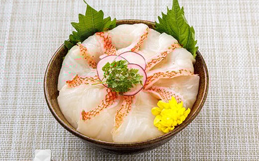 高級魚である新鮮なキンキ（メンメ）をふるさと納税のお礼品用に刺身にしました。