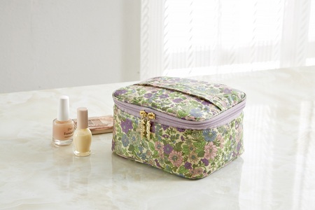 【Cyalel Yahata】プレミアムリバティプリント バニティポーチL エミリー パープル 化粧ポーチ レディース 小物入れ 旅行用 トラベルポーチ 花柄 化粧箱入り 日本製_OS007-0013