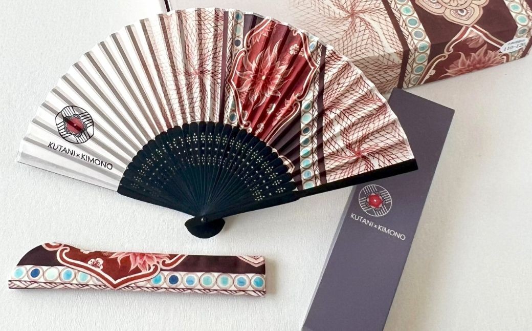 [KUTANI×KIMONO] 扇子 遊泳花（同柄収納袋・化粧箱入）| 石川県 小松市 【デクシオーラ株式会社】 am002n00