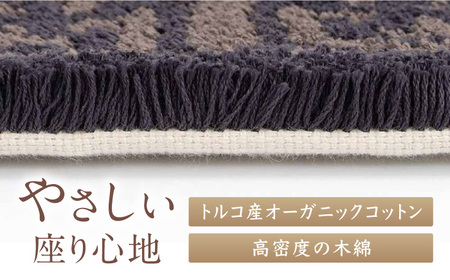 【手刺繍】蟹牡丹縁二重雷文（灰地） 約90×180cm / 絨毯 家具 敷物 / 鍋島緞通 [41AAAM012]