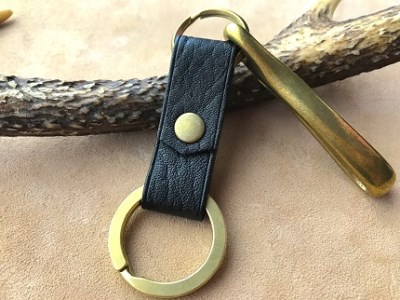 鹿革と真鍮のベルトフックキーホルダー【黒】【R00459】