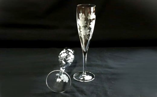 秋桜・フルート2個入【シャンパン 日本酒 グラス 秋桜 上品 優美 クリスタル プレゼント ギフト 御祝 記念日 桐箱入り】 K024081