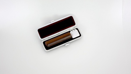 甲州印伝印鑑ケース付き　手彫り職人が彫った虎目印鑑13.5mm[5839-1999] タイガーアイ　菊唐草（赤）