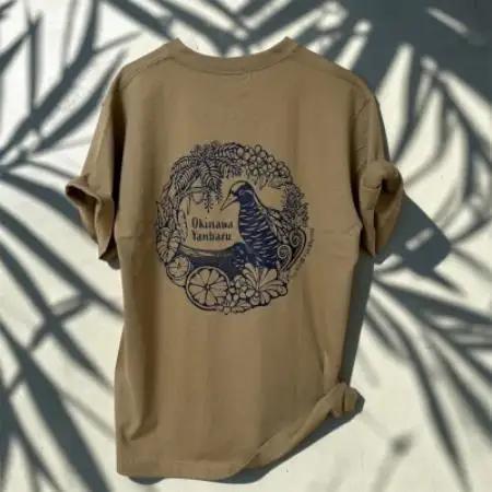 やんばるの自然を纏う オリジナルデザインTシャツ(カーキ/Lサイズ)【1732938】