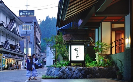 【ひなの宿ちとせ】源泉かけ流し露天風呂付特別室「山つつじ」ペア宿泊招待券(平日限定)