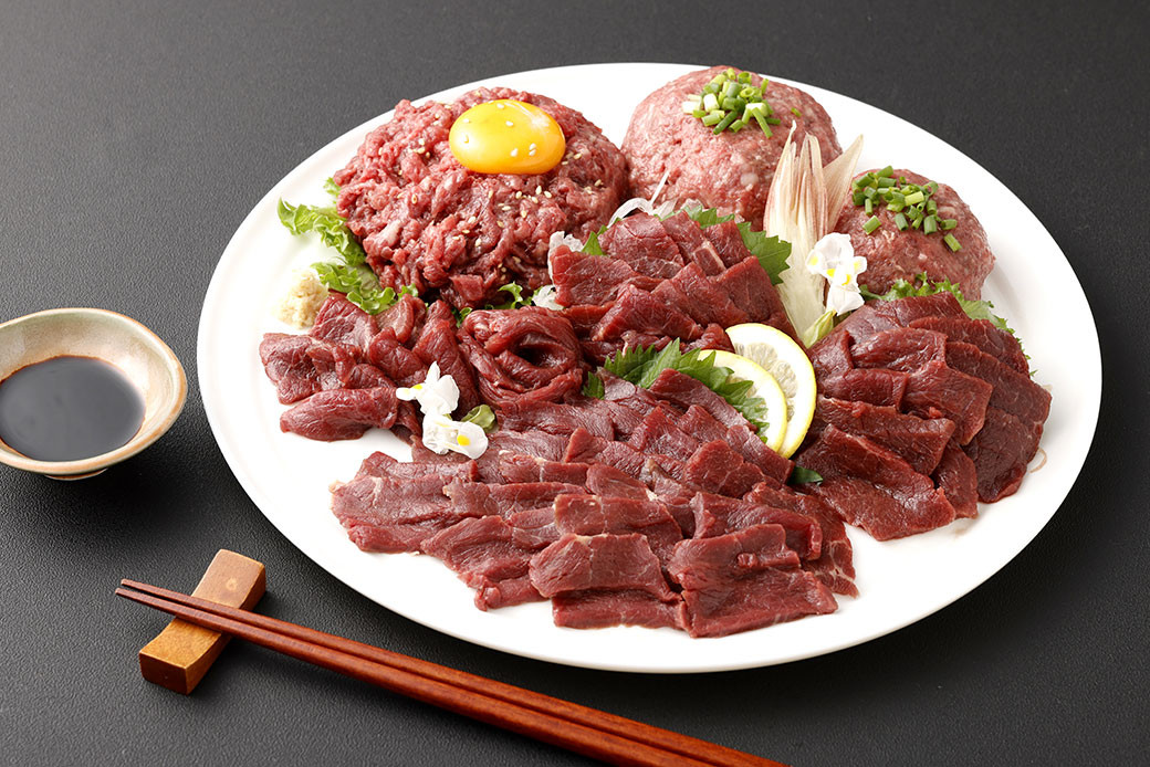 
            【フジチク ふじ馬刺し】おつまみ馬刺しセット6人前（赤身スライス・ユッケ・ネギトロ各50g×6） 計900g タレ・生姜付き 馬刺し 馬肉 馬 お肉 肉 食べ比べ 盛り合わせ 盛合せ セット 熊本県 水上村 冷凍
          