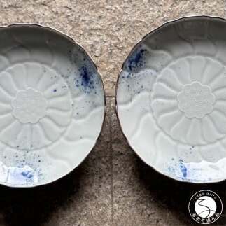 有田焼 吹き墨縁錆睡蓮彫 和皿 2枚セット【有田焼 花伝作】食器 器 うつわ 皿 和皿 小皿 取皿 2枚 セット 吹き墨 渕錆 ホワイト ブルー 電子レンジ対応 A20-628