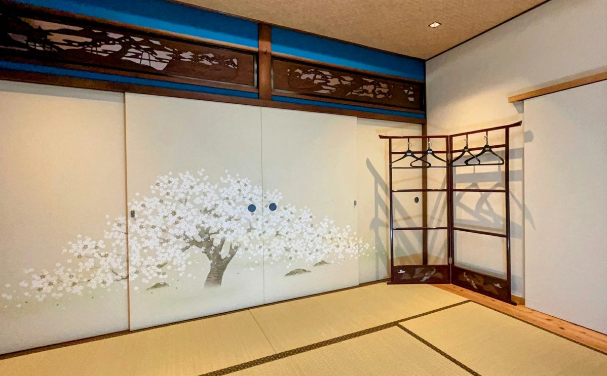 和室櫻。襖絵の一本桜がお出迎え、明かりとりの天窓からは桜模様障子の柔らかな光が差します。