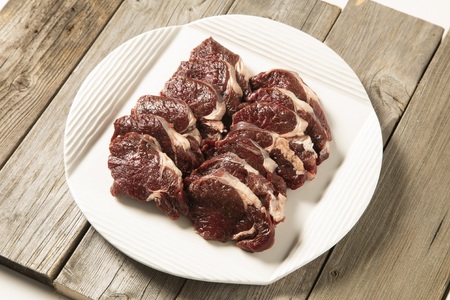 鶴居村  エゾシカ 焼肉用 柔らか 肩ロース 4００ｇ【鹿肉 ジビエ えぞしか 】(ベニソン エゾシカ  エゾシカ肉 肩ローズ肉  シカ肉 エゾ鹿 無添加 人気 プレゼント 贈り物 お歳暮 高品質 冷