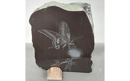 黒耀石の置物B チョウ