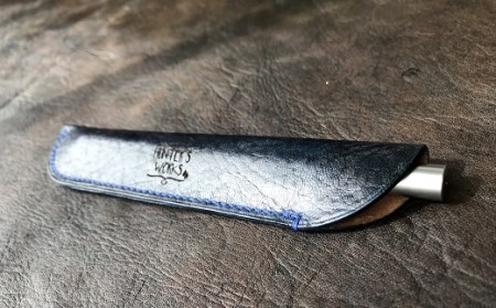 鹿革の一本差しペンケース【紺】（ブランドロゴ入り）【R00506】