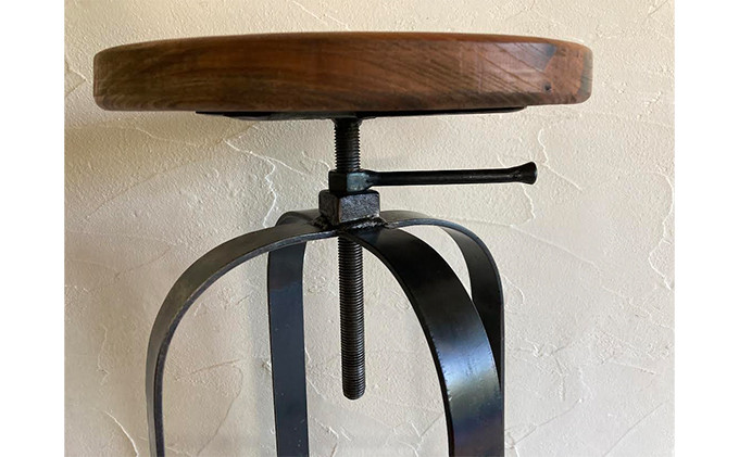 昇降ボルトにはハンドル付きナットを付属しております。