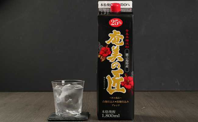 【年3回定期便】 鹿児島県天城町 黒糖 焼酎 奄美の匠 1800ml 3本×3回 合計9本 定期便 焼酎 お酒 酒 アルコール 25度 紙パック