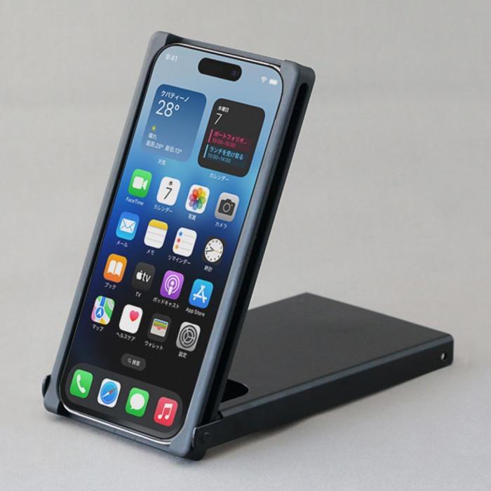 【ふるさと納税】Trick Cover for iPhone14Pro アルミ【黒色】 | ヌンチャク型 スマートフォンケース アルミ スマホケース スマホ スタンド 携帯 カバー アイフォン トリックカバー 雑貨 日用品 人気 おすすめ 送料無料