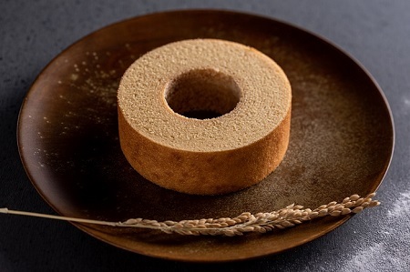 039-005【プレゼント好適品】「結びの木」米粉バウムクーヘン２種（プレーン・栗羊羹）セット