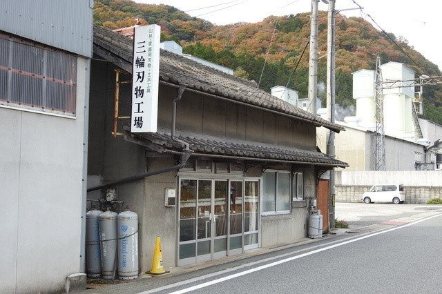 高梁川沿いにある工場。夏は暑いですが、時折吹く川からの風に癒されます