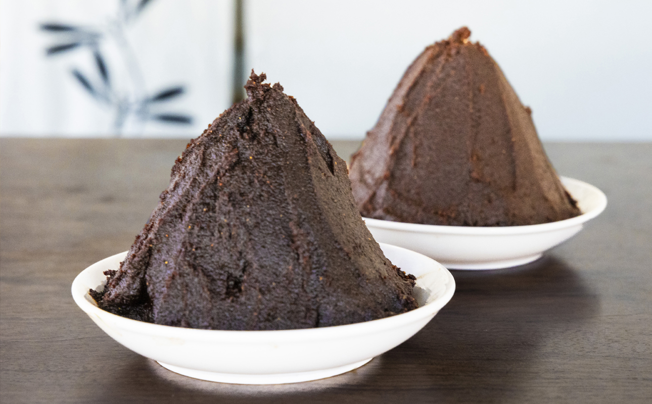 プラスティックやステンレスの桶とは異なる、「百年木桶」ならではの味わいを。創業100年以上続く、希少な木桶仕込みの究極の味噌と創業明治25年 福鰹屋の混合だしでつくる究極の味噌汁セット（赤だし500g