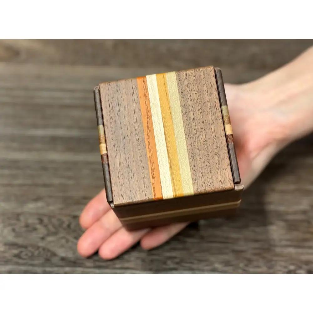 【箱根寄木細工　新秘密箱IV】新しい形の秘密箱　からくり箱【 小物入れ 寄木の板 記念品 小家具 神奈川県 小田原市 】