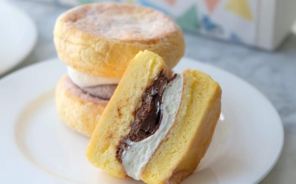 【ライオンカフェ】ふわふわパンケーキサンド2種10個入り｜京都 スイーツブランド ケーキ 人気セット [ パンケーキサンド食べ比べ プレミアム生クリーム 生チョコクリーム 贅沢 グルメ おすすめ お菓子 洋菓子 スイーツ ギフト プレゼント ]